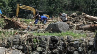 Warga membersihkan lokasi bekas terjadinya banjir bandang di Kabupaten Nagekeo, Nusa Tenggara Timur, Rabu (24/9/2025). [ANTARA FOTO/Mega Tokan/sgd/tom]