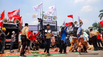 Massa yang tergabung dalam Konsorsium Pembaruan Agraria (KPA) saat menggelar aksi unjuk rasa memperingati Hari Tani Nasional di depan Gedung DPR RI, Jakarta, Rabu (24/9/2025). [Suara.com/Alfian Winanto]