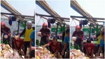 Rezeki Nomplok! Detik-detik Nelayan Karawang Serbu Kontainer Mie Instan yang Jatuh ke Laut