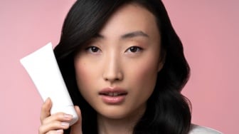 5 Rekomendasi Sunscreen Korea untuk Kulit Kering, Wajah Glowing Anti White Cast