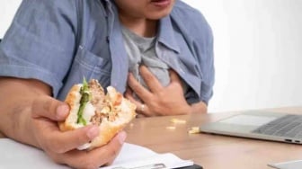 7 Pertolongan Pertama pada Keracunan Makanan, Waspada Situasi Daruratnya