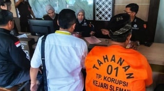 Rugikan Negara Rp733 Juta, Lurah Tegaltirto, Sarjono Diserahkan ke Kejari Sleman