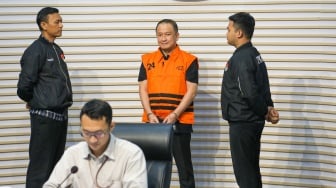 Momen Menas Erwin Penyuap Sekretaris MA Digelandang KPK Usai 'Traktir' Hotel Ratusan Juta