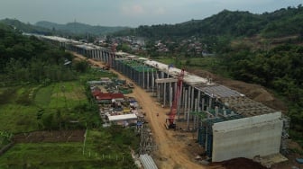 Foto udara suasana pembangunan akses Jalan Tol Yogyakarta-Bawen Seksi 6, Bawen, Kabupaten Semarang, Jawa Tengah, Rabu (24/9/2025). [ANTARA FOTO/Makna Zaezar/nz]