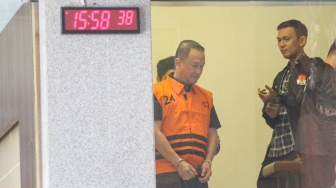 Dirut PT Wahana Adyawarna, Menas Erwin Djohansyah mengenakan rompi tahanan usai menjalani pemeriksaan di Gedung Merah Putih KPK, Jakarta, Kamis (25/9/2025). [Suara.com/Alfian Winanto]