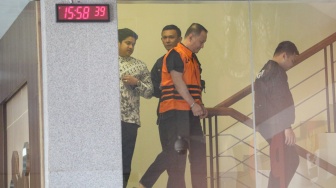 Dirut PT Wahana Adyawarna, Menas Erwin Djohansyah mengenakan rompi tahanan usai menjalani pemeriksaan di Gedung Merah Putih KPK, Jakarta, Kamis (25/9/2025). [Suara.com/Alfian Winanto]