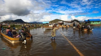 Seorang anak melintas di sekitar pinggiran Danau Paniai di Kampung Kogekotu, Kecamatan Paniai Timuri, Kabupaten Paniai, Provinsi Papua Tengah, Rabu (24/9/2025). [ANTARA FOTO/Gusti Tanati/nz]