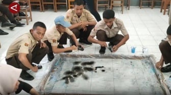 Kreatif! Siswa SMK di Sragen Bikin Seragam Batik Sendiri dengan Teknik Jepang