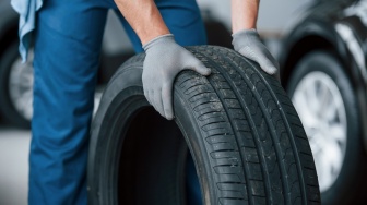 Kenapa Ban Mobil Habis Sebelah? Ini Penyebabnya