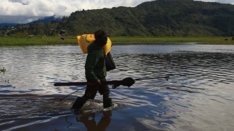 Seorang warga melintas di sekitar pinggiran Danau Paniai di Kampung Kogekotu, Kecamatan Paniai Timuri, Kabupaten Paniai, Provinsi Papua Tengah, Rabu (24/9/2025). [ANTARA FOTO/Gusti Tanati/nz]
