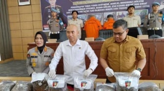 Polda Sumbar Bongkar Perdagangan Ilegal 24,2 Kg Sisik Trenggiling, Pelaku Diringkus