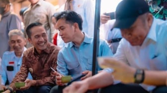 Heboh! Wapres Gibran Rela Antre Demi Pempek Tumpah Rp1.000 di Pasar 16 Ilir Palembang
