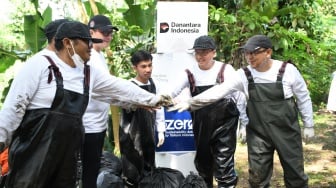 Hari Sungai Sedunia, Telkom Gandeng Pandawara Gelar River Clean Up di Cioray Bandung