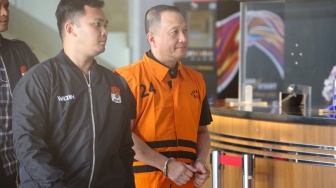 Dirut PT Wahana Adyawarna, Menas Erwin Djohansyah mengenakan rompi tahanan usai menjalani pemeriksaan di Gedung Merah Putih KPK, Jakarta, Kamis (25/9/2025). [Suara.com/Alfian Winanto]