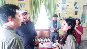 Dekan dan Dosen IPB University Kunjungi Feny Siregar, Korban Pemukulan Pekerja PT TPL
