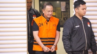 Dirut PT Wahana Adyawarna, Menas Erwin Djohansyah mengenakan rompi tahanan usai menjalani pemeriksaan di Gedung Merah Putih KPK, Jakarta, Kamis (25/9/2025). [Suara.com/Alfian Winanto]