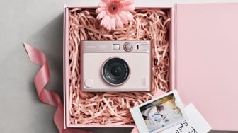 Fujifilm Instax Mini Evo Gentle Rose Hadir ke Indonesia, Kamera Instan Harga Rp 3 Juta