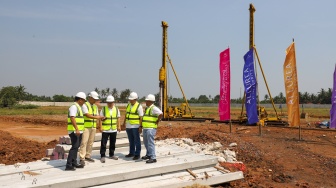 Para pekerja melakukan pamasangan tiang pancang saat memulai groundbreaking pembangunan Allurea at the Florizt di kawasan Asthara Skyfront City, Tangerang, Jumat (26/9/2025). [Handout/Suara.com]