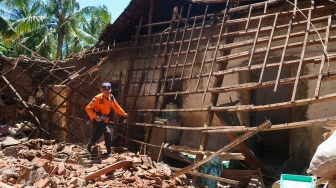 Petugas BPBD mengecek bangunan yang ambruk akibat gempa di Desa Bimorejo, Wongsorejo, Banyuwangi, Jawa Timur, Jumat (26/9/2025). [ANTARA FOTO/Budi Candra Setya/bar]