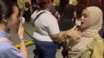Definisi Sahabat Sejati, Video Perempuan Ajak Teman Tuli Mendengar Musik di Konser Bikin Terharu