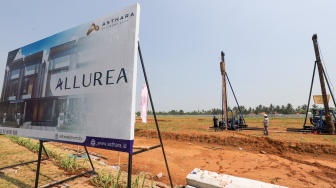 Para pekerja melakukan pamasangan tiang pancang saat memulai groundbreaking pembangunan Allurea at the Florizt di kawasan Asthara Skyfront City, Tangerang, Jumat (26/9/2025). [Handout/Suara.com]