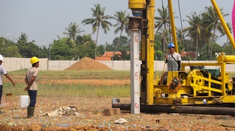 Para pekerja melakukan pamasangan tiang pancang saat memulai groundbreaking pembangunan Allurea at the Florizt di kawasan Asthara Skyfront City, Tangerang, Jumat (26/9/2025). [Handout/Suara.com]