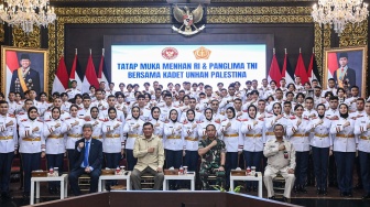 Menteri Pertahanan Sjafrie Sjamsoeddin (kedua kanan), Duta Besar Palestina Zuhair Al-Shun (kiri), Panglima TNI Jenderal TNI Agus Subiyanto (kedua kanan), dan Rektor Universitas Pertahanan Letnan Jendral TNI (Purn) Anton Nugroho (kanan) berfoto bersama kadet Universitas Pertahanan asal Palestina di Kementerian Pertahanan, Jakarta, Jumat (26/9/2025). [ANTARA FOTO/Sulthony Hasanuddin/rwa]