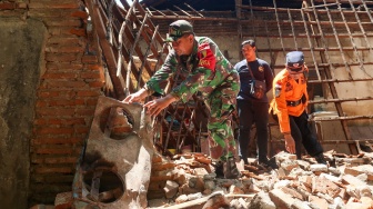 Anggota TNI memindahkan puing bangunan yang ambruk akibat gempa di Desa Bajulmati, Wongsorejo, Banyuwangi, Jawa Timur, Jumat (26/9/2025). [ANTARA FOTO/Budi Candra Setya/bar]