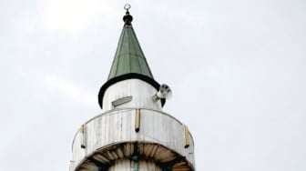 Bikin Ngakak! Aksi Mbah Samuri Promosi Akun TikTok Lewat Toa Masjid