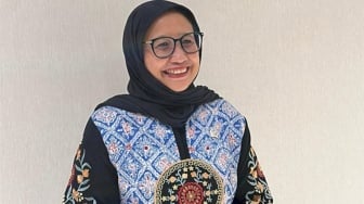 Tangis Nanik Deyang Minta Maaf soal Kasus Keracunan MBG Tuai Pro Kontra