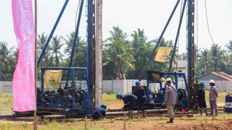 Para pekerja melakukan pamasangan tiang pancang saat memulai groundbreaking pembangunan Allurea at the Florizt di kawasan Asthara Skyfront City, Tangerang, Jumat (26/9/2025). [Handout/Suara.com]
