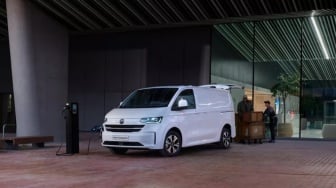 Van Legendaris Jadi Listrik! Volkswagen Transporter Electric Resmi Dijual, Berapa Harganya?