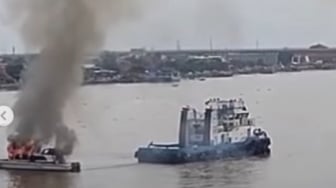 Kapal Terbakar di Sungai Musi, Warga Panik Menyaksikan dari Jembatan Musi IV