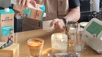Rahasia Kreasi Kopi Kekinian: Coconut Milk, Bahan Lokal yang Mengguncang Industri Minuman!