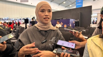 Tren Fesyen Wanita Karier 2025: Ini 5 Item Wajib Ada di Lemari