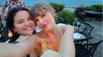 Taylor Swift Sewa Rumah Demi Hadiri Pernikahan Selena Gomez dan Benny Blanco