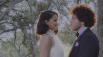 8 Fakta Pernikahan Selena Gomez dan Benny Blanco, Ini Potret Intimate Wedding Mereka