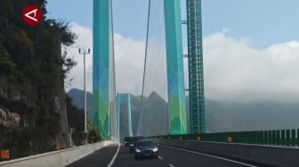 Jembatan Tertinggi di Dunia Dibuka: Perjalanan 2 Jam Jadi 2 Menit