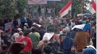 Aksi Demo Warga Bogor Minta Tambang Tetap Buka, Publik Menduga Ada 'Penumpang Gelap' di Balik Massa