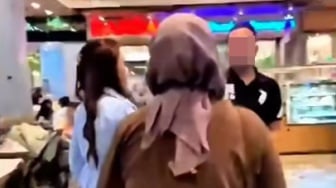 Detik-detik Istri Labrak Suami Jalan Bareng Wanita Diduga Selingkuhan di Pekanbaru