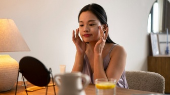6 Urutan Skincare Sebelum Makeup yang Benar agar Tidak Longsor dan Tahan Lama Seharian