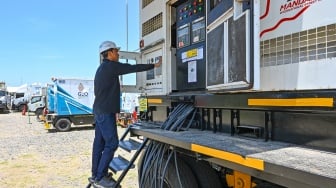 Petugas PLN menyiapkan mobil UPS (Uninterruptible Power Supply) di Gardu Hubung Sirkuit Mandalika di KEK Mandalika, Kuta, Praya, Lombok Tengah, NTB, Senin (29/9/2025). [ANTARA FOTO/Ahmad Subaidi/bar]