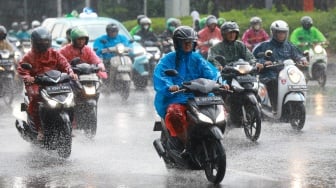 Pengendara melintas saat hujan di Kawasan Slipi, Jakarta, Senin (29/9/2025). [Suara.com/Alfian Winanto]