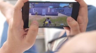 HP Cepat Panas Saat Main Game? Stop 7 Kebiasaan Sepele Ini Biar HP Adem & Lancar Lagi