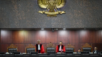 Ketua Mahkamah Konstitusi (MK) Suhartoyo (kanan) bersama Wakil Ketua MK Saldi Isra (kiri) bersiap memimpin sidang gugatan undang-undang tentang Tabungan Perumahan Rakyat (Tapera) di Gedung Mahkamah Konstitusi, Jakarta, Senin (29/9/2025). [ANTARA FOTO/Fauzan/bar]