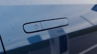 Pintu Elektrik Bawa Petaka: Tragedi Anak Kecil Meregang Nyawa Saat Mobil Listrik Kebakaran