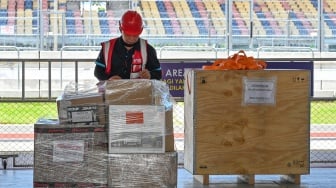 Petugas kargo mengecek logistik pembalap jelang balapan MotoGP di paddock Sirkuit Mandalika, KEK Mandalika, Kuta, Praya, Lombok Tengah, NTB, Senin (29/9/2025). [ANTARA FOTO/Ahmad Subaidi/bar]