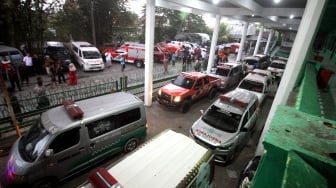 Sejumlah mobil ambulance disiapkan untuk korban bangunan musala yang ambruk di Pondok Pesantren (Ponpes) Al Khoziny di Kecamatan Buduran, Sidoarjo, Jawa Timur, Senin (29/9/2025). [ANTARA FOTO/Umarul Faruq/bar]