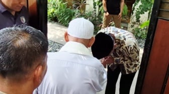 Momen Langka! Jokowi Cium Tangan Abu Bakar Ba'asyir di Kediamannya di Solo