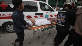 Warga membawa santri yang menjadi korban bangunan musala yang ambruk di Pondok Pesantren (Ponpes) Al Khoziny di Kecamatan Buduran, Sidoarjo, Jawa Timur, Senin (29/9/2025). [ANTARA FOTO/Umarul Faruq/bar]